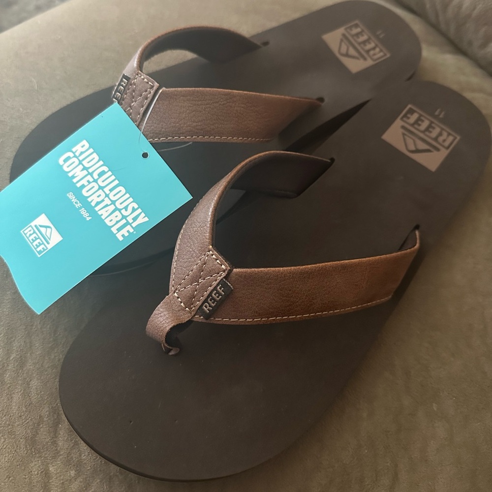 Reef men’s flip flops brand new